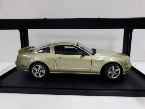 1:18 Autoart-Ford -Mustang GT- 2005-2004 Auto show version