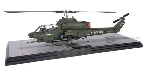 1:48 Forces of Valor Bell AH-1W "Whiskey Cobra" attack Helicopter with Sidewinder & Hellfinder Missiles ( L Tow + M261 19 Tube R M260 7Tube) High Visability Version