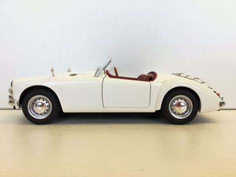 T9 1800165 1:18 T9 Collection 1959 MGA MK1 Twin Cam Closed Soft Top & Dunlop Peg Wheels